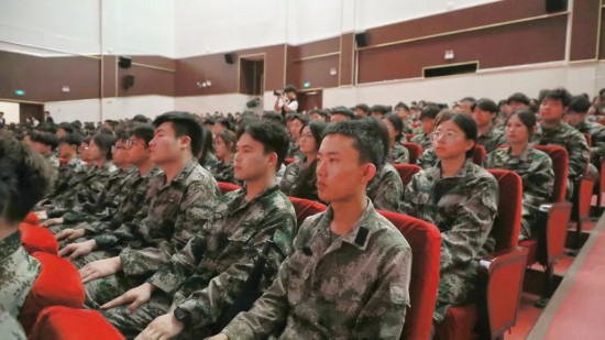 師生們全情投入在表演節目當中。