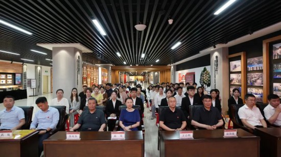 校黨委副書記高芳等領導嘉賓出席活動，與師生共同見證校史文化傳承的青春力量。