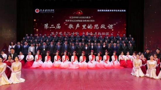 參與本次活動的領導與師生合影留念。