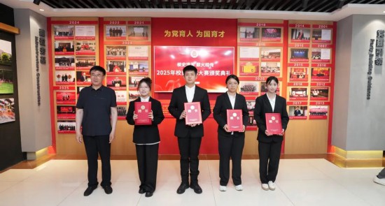 校史編撰工作室專家趙國強為學生講解員頒發聘書。