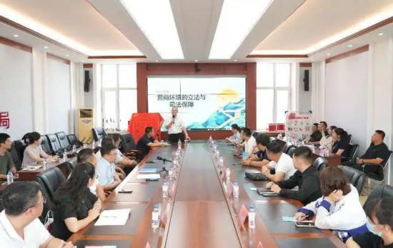 律師為商貿企業代表授課。