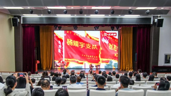 學院全體教職工觀看紀念中國人民抗日戰爭暨世界反法西斯戰爭勝利80周年大會直播。