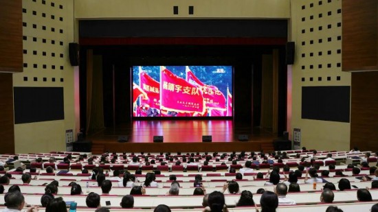 在院學員觀看紀念中國人民抗日戰爭暨世界反法西斯戰爭勝利80周年大會直播。