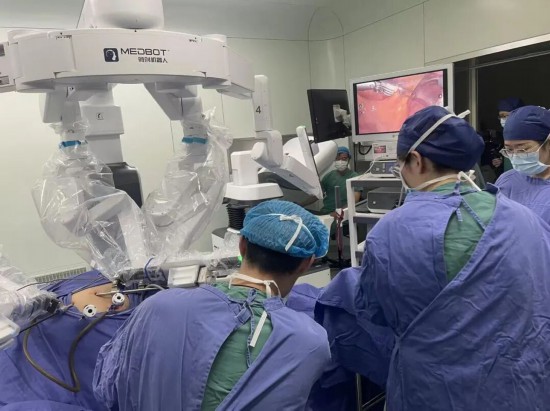 王春喜在手術中。