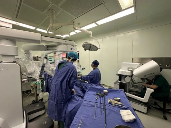 王權在手術中。